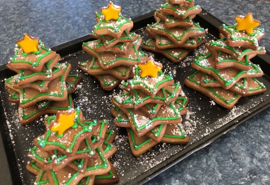 Six decorated gingerbread trees